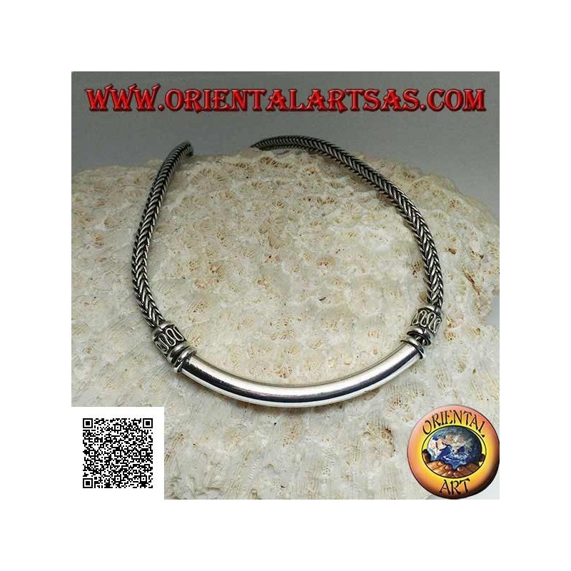 Collana in argento intreccio squadrato con piastra tubolare liscia centrale e inserti decorativi a serpentina