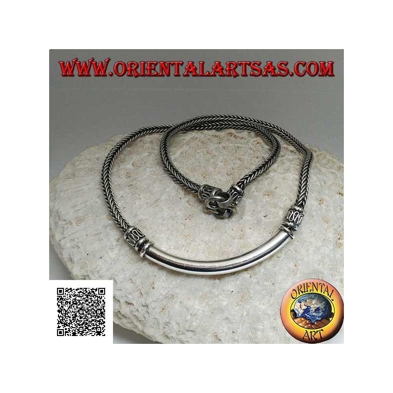Collana in argento intreccio squadrato con piastra tubolare liscia centrale e inserti decorativi a serpentina