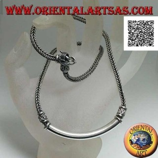 Square interweaving silver necklace with smooth central tubular plate and decorative serpentine inserts