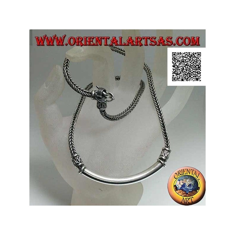 Collar cuadrado de plata entrelazada con placa tubular central lisa e inserciones decorativas en forma de serpentina