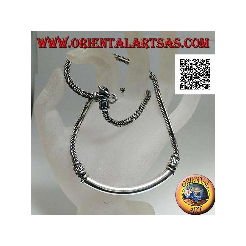 Collana in argento intreccio squadrato con piastra tubolare liscia centrale e inserti decorativi a serpentina