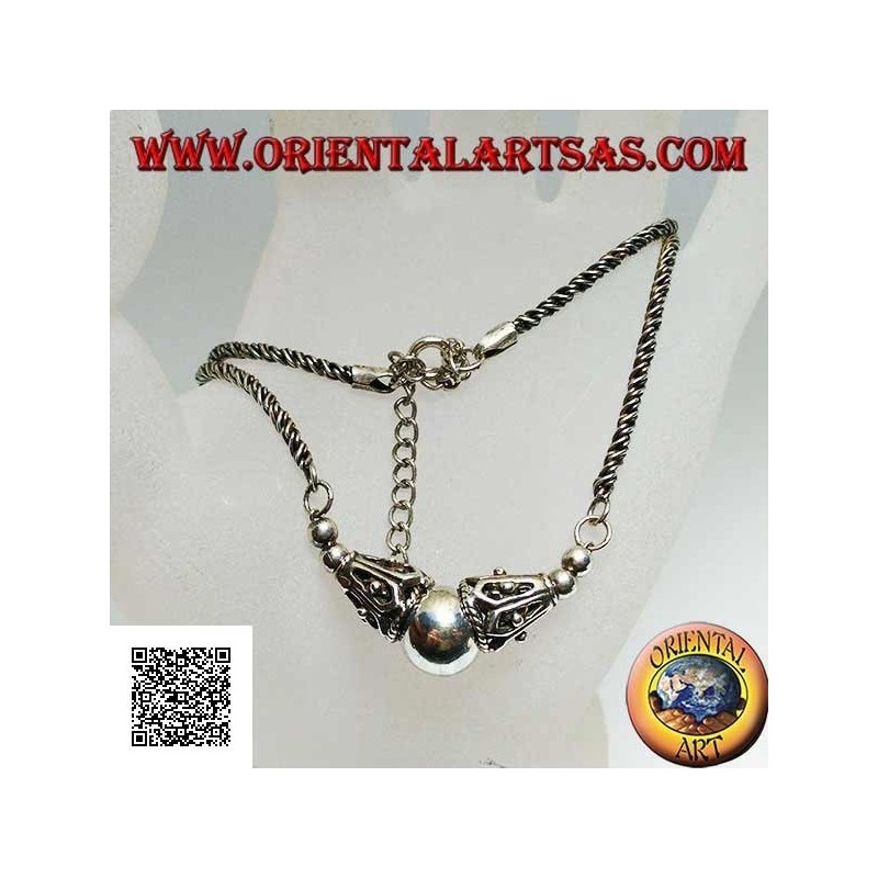 Collar de plata con eslabón enrollado con esfera central lisa entre dos conos decorados