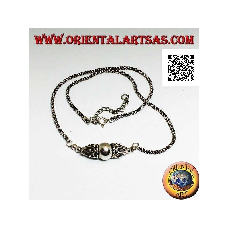 Collana in argento a maglia arrotolata con sfera liscia centrale tra due coni decorati