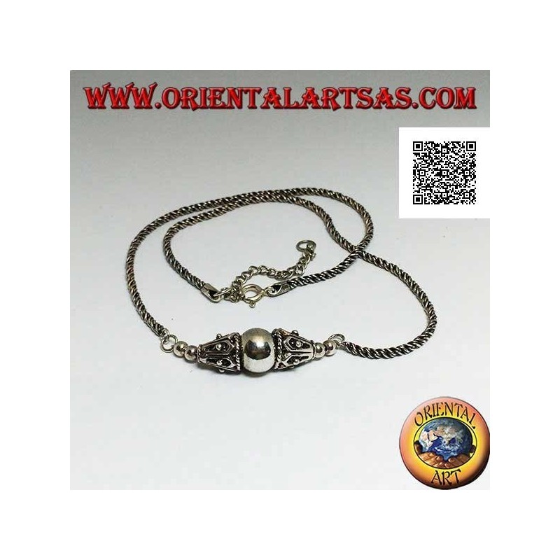 Collana in argento a maglia arrotolata con sfera liscia centrale tra due coni decorati