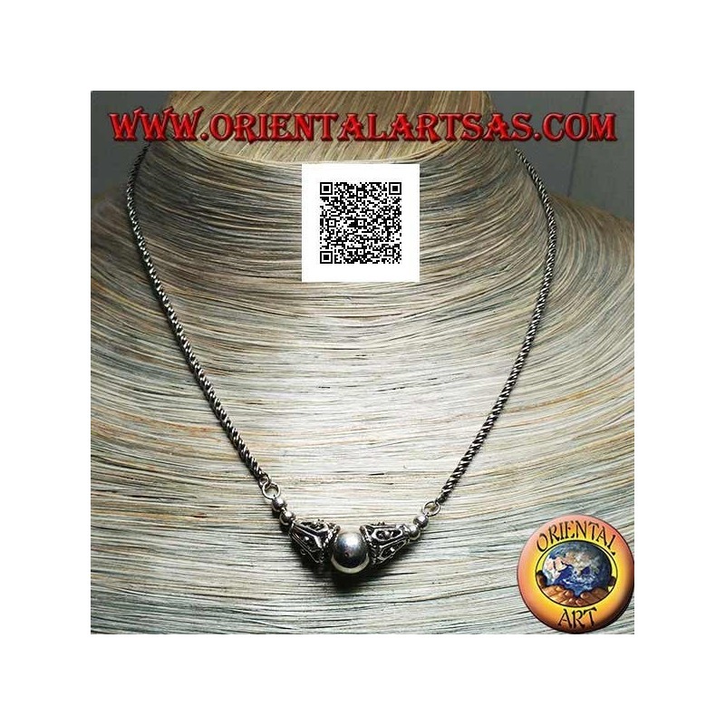 Collana in argento a maglia arrotolata con sfera liscia centrale tra due coni decorati