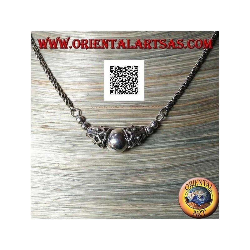 Collar de plata con eslabón enrollado con esfera central lisa entre dos conos decorados