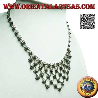 Collana in argento a girocollo di fiorellini concatenati  con decorazione floreale sul petto