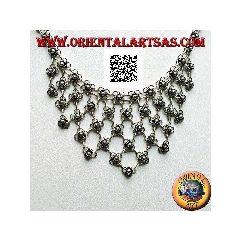 Collier ras de cou en argent de fleurs enchaînées à décor floral sur la poitrine
