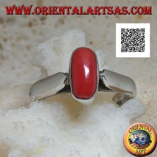 Anillo de plata con coral tibetano antiguo ovalado en relieve en un entorno sencillo
