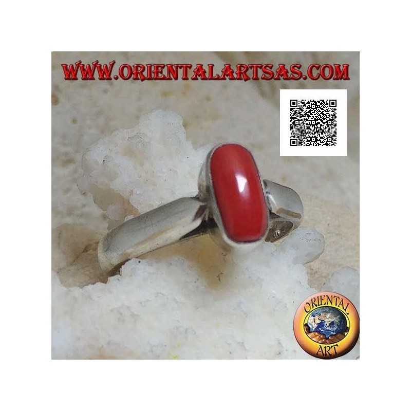Anillo de plata con coral tibetano antiguo ovalado en relieve en un entorno sencillo