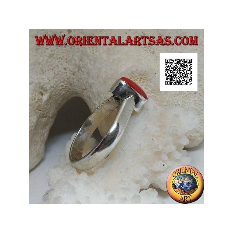Anillo de plata con coral tibetano antiguo ovalado en relieve en un entorno sencillo
