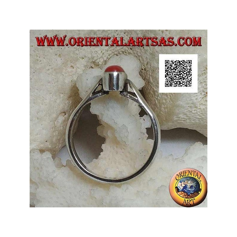 Anello in argento con corallo tibetano antico ovale in rilievo su montatura semplice