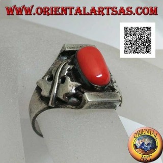Anillo de plata con coral tibetano antiguo ovalado en entorno nepalí con hojas de arce en los lados