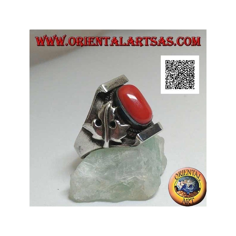 Anello in argento con corallo tibetano antico ovale su montatura nepalese con foglia d'acero sui lati