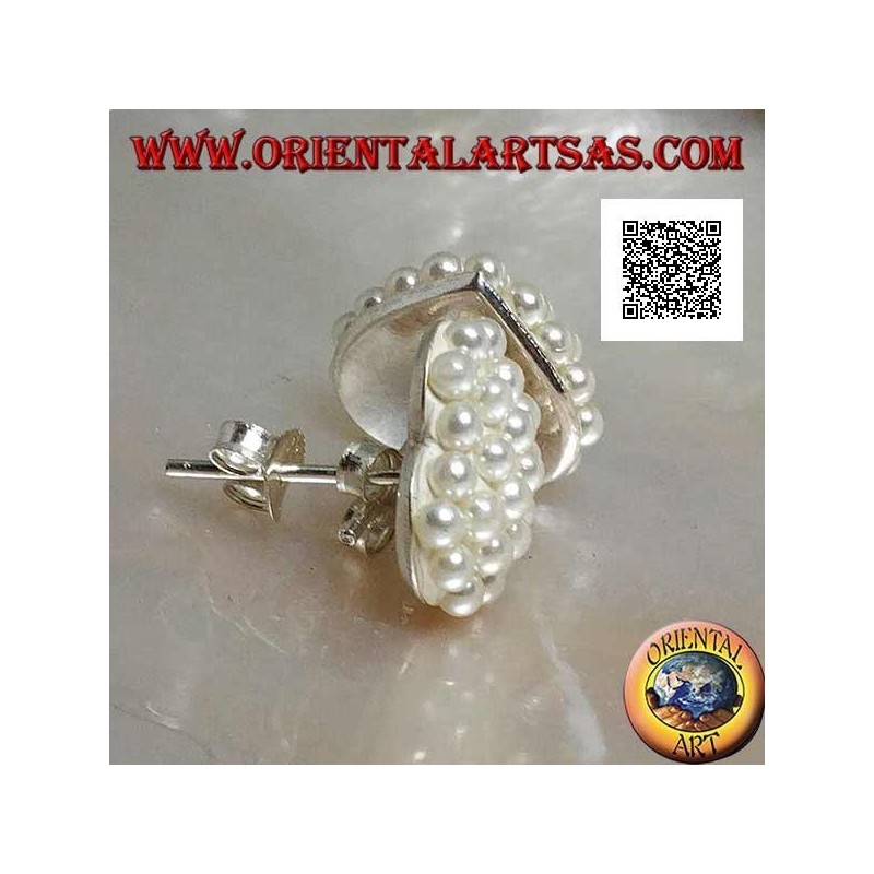 Heart-shaped lobe silver earrings studded with beads