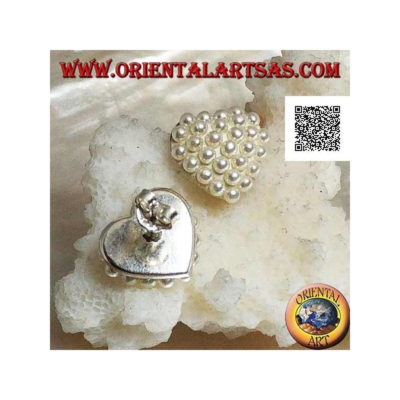 Herzförmige Ohrläppchen aus Silber mit Perlen besetzt