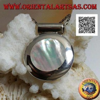 Pendentif en argent avec nacre ronde sur cadre latéral lisse et crochet tubulaire