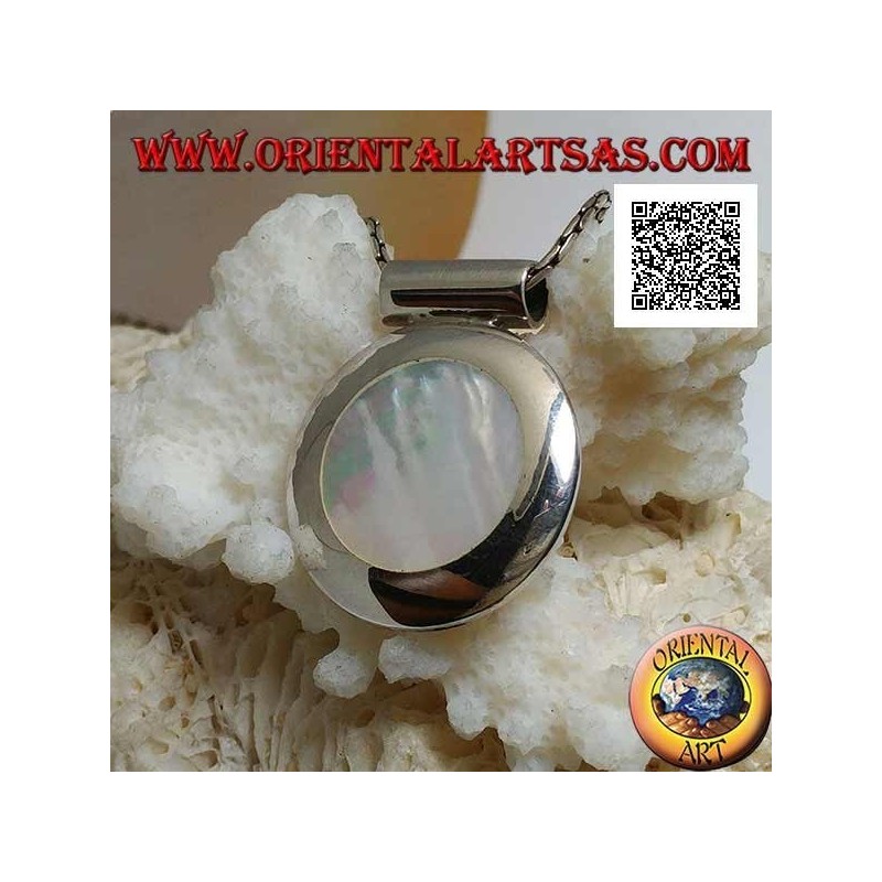 Pendentif en argent avec nacre ronde sur cadre latéral lisse et crochet tubulaire