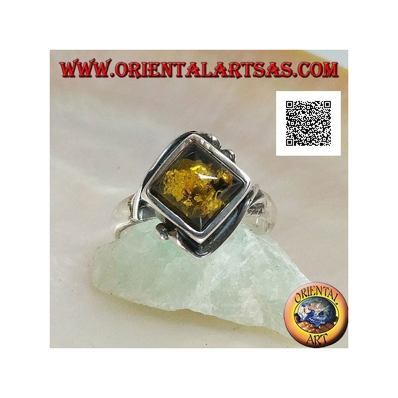Anillo de plata con ámbar verde cuadrado montado en rombo y dos alambres en los bordes