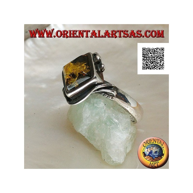 Anillo de plata con ámbar verde cuadrado montado en rombo y dos alambres en los bordes