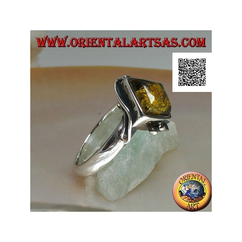 Anello in argento con ambra verde quadrata montata a rombo e due fili sui bordi