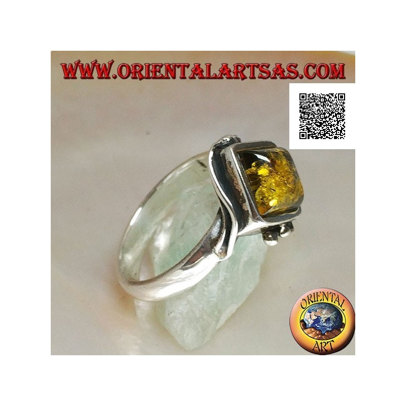 Anillo de plata con ámbar verde cuadrado montado en rombo y dos alambres en los bordes