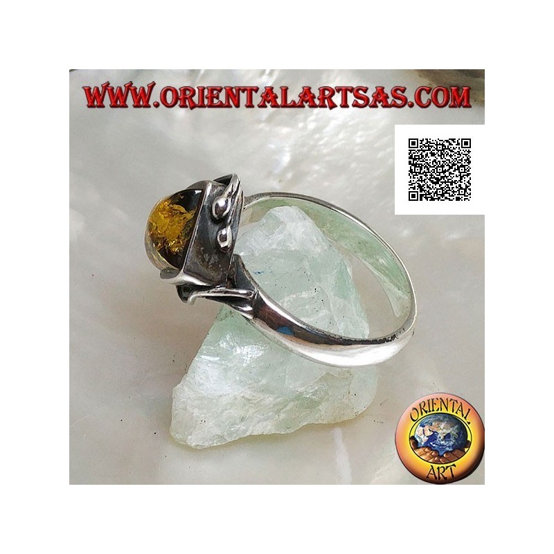 Anello in argento con ambra verde quadrata montata a rombo e due fili sui bordi