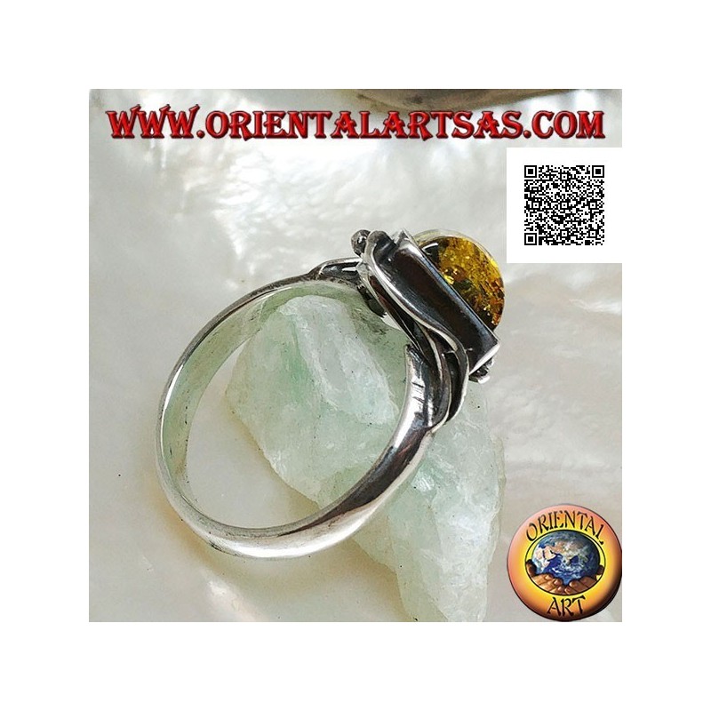 Bague en argent avec ambre vert carré monté dans un losange et deux fils sur les bords