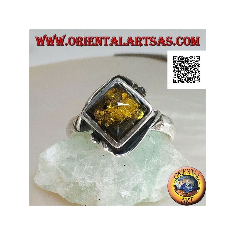 Bague en argent avec ambre vert carré monté dans un losange et deux fils sur les bords