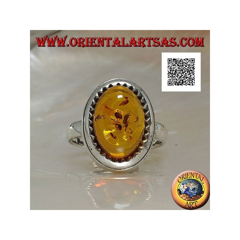 Bague en argent avec cabochon ovale en relief ambre entouré de triangles
