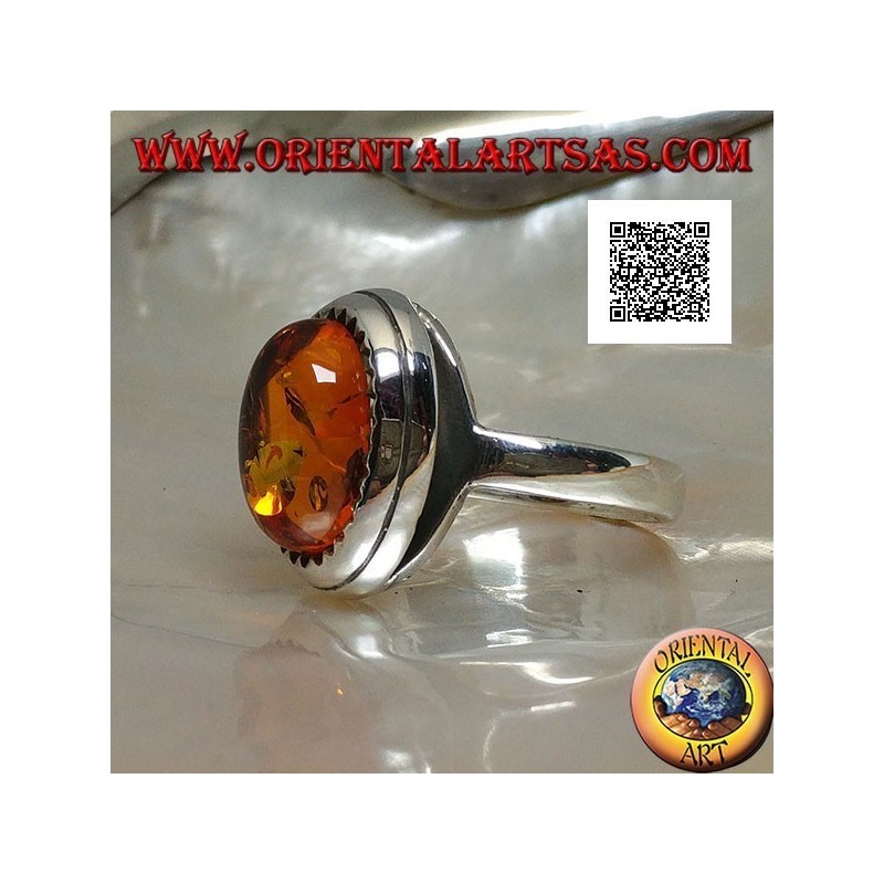 Bague en argent avec cabochon ovale en relief ambre entouré de triangles