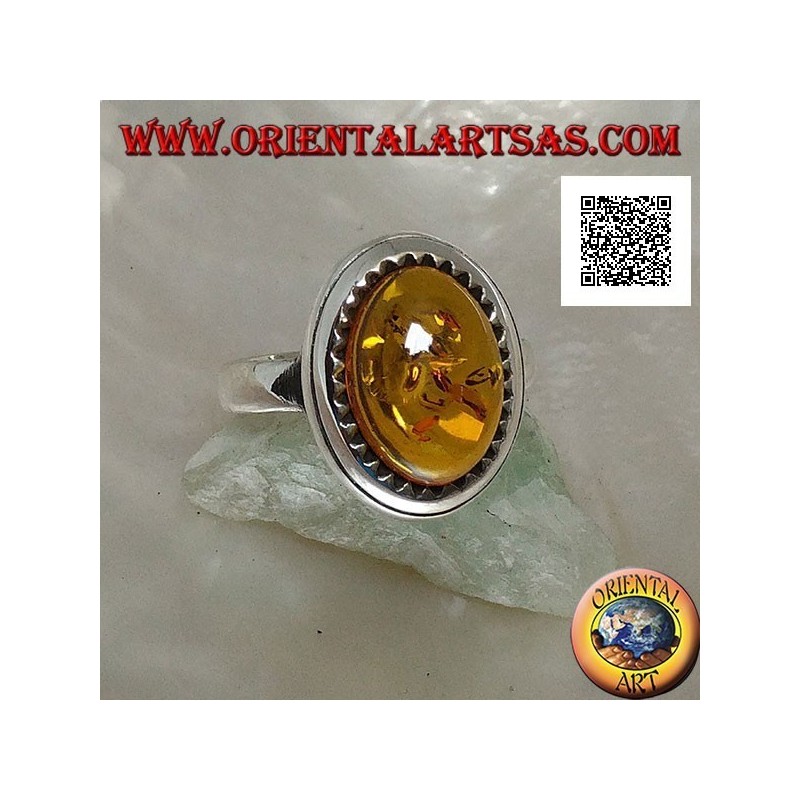 Anello in argento con ambra ovale cabochon rialzato contornata da triangolini