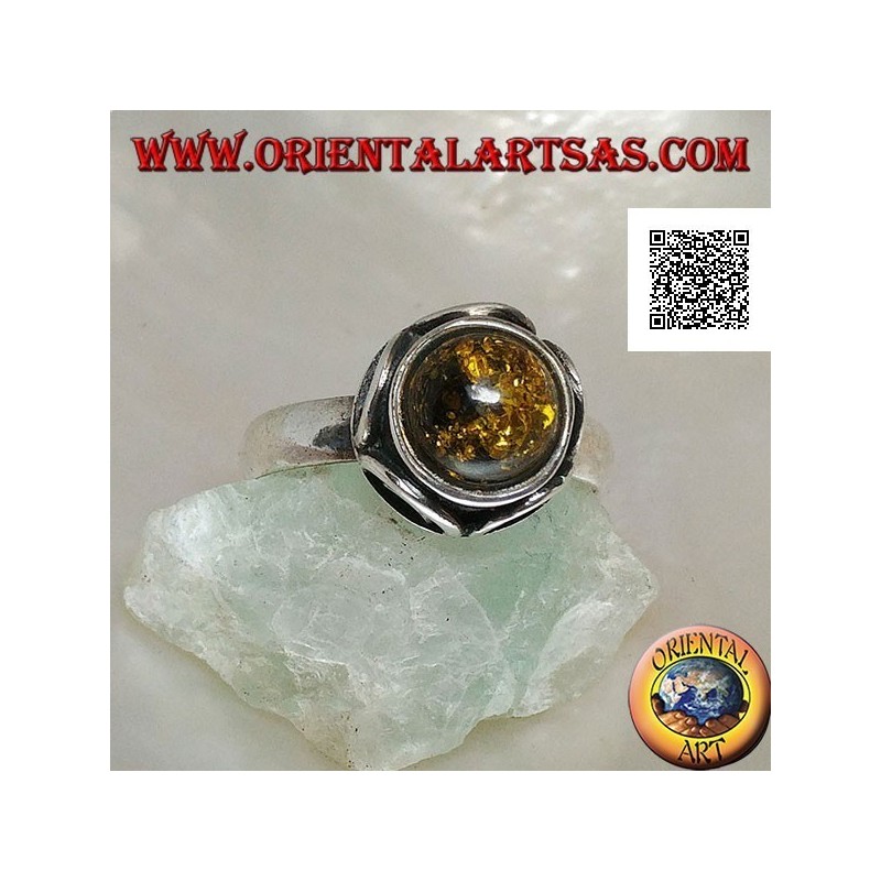 Bague en argent avec cabochon rond d'ambre vert entouré de demi-cercles en haut relief