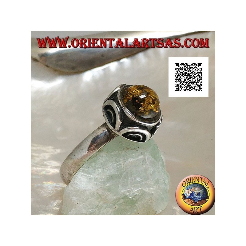 Bague en argent avec cabochon rond d'ambre vert entouré de demi-cercles en haut relief