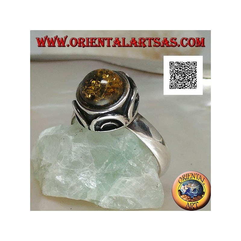 Bague en argent avec cabochon rond d'ambre vert entouré de demi-cercles en haut relief