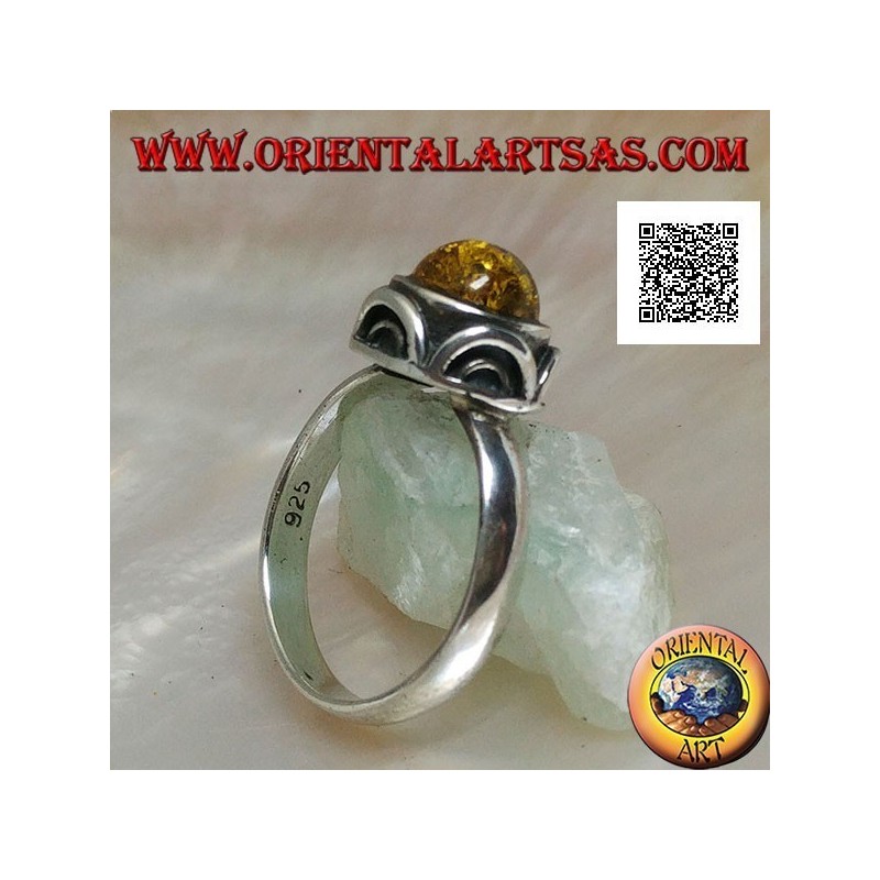 Anillo de plata con cabujón redondo de ámbar verde rodeado de semicírculos en alto relieve