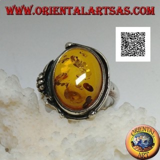 Silberring mit ovalem Cabochon-Bernstein mit zwei Kugeln und einem Blatt am Rand