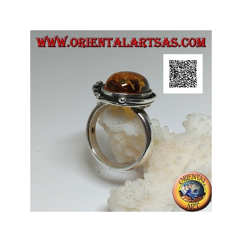 Bague en argent avec cabochon ovale ambre avec deux boules et une feuille sur le bord