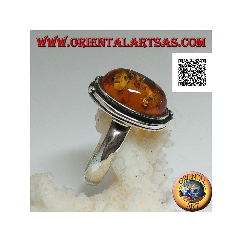 Bague en argent avec cabochon ovale ambre avec deux boules et une feuille sur le bord