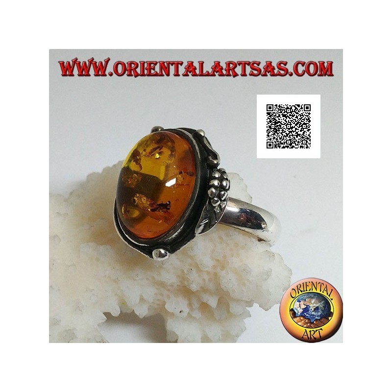 Anello in argento con ambra ovale cabochon con due palline e una foglia sul bordo