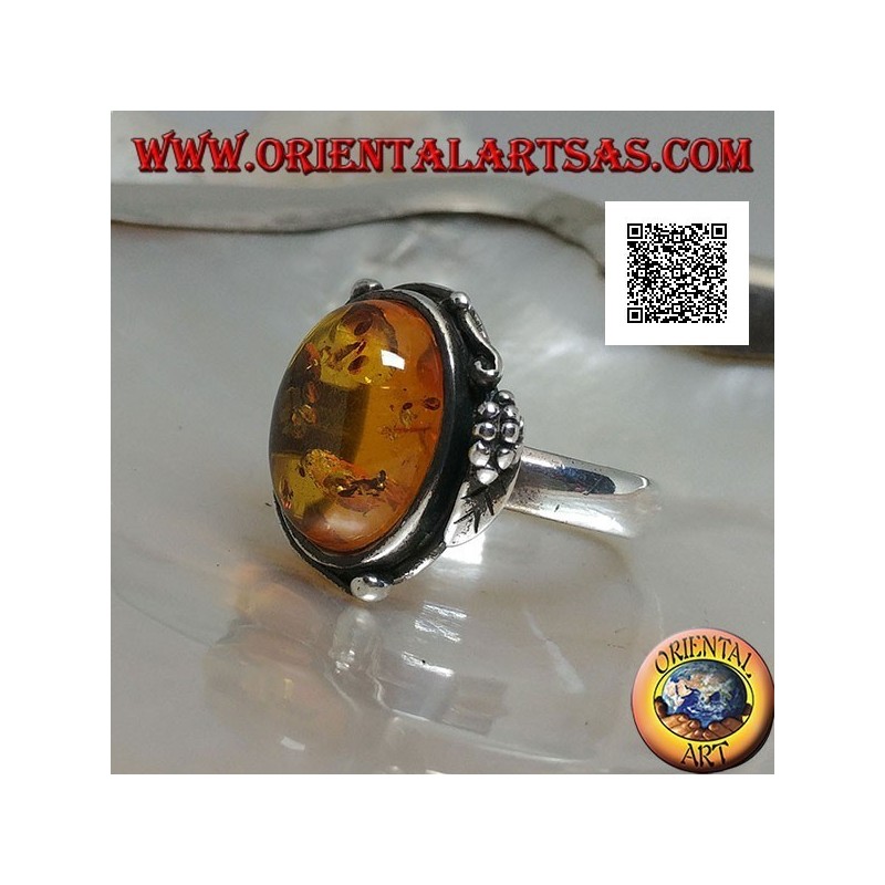 Silberring mit ovalem Cabochon-Bernstein mit zwei Kugeln und einem Blatt am Rand