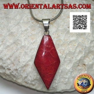 Pendentif en argent avec corail rouge rhomboïdal (corail) sur une monture lisse