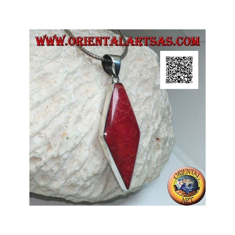 Pendentif en argent avec corail rouge rhomboïdal (corail) sur une monture lisse
