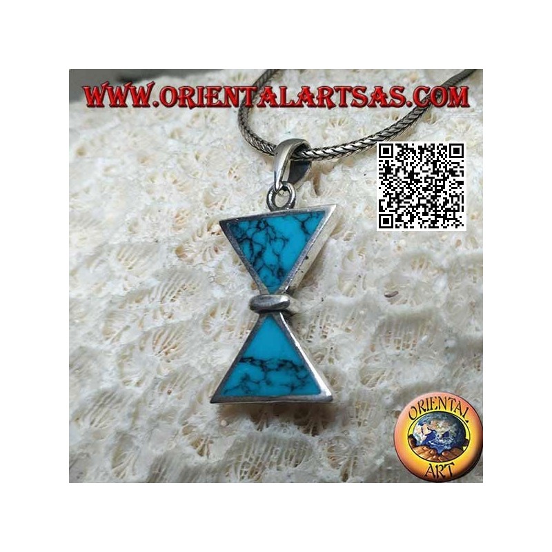 Colgante de plata con dos turquesas triangulares colocadas espejadas