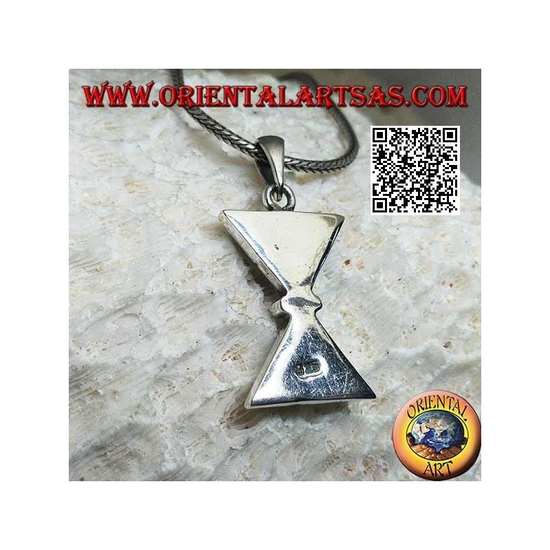 Colgante de plata con dos turquesas triangulares colocadas espejadas
