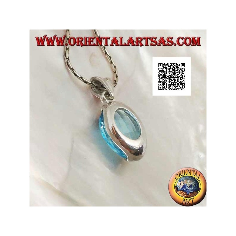 Colgante de plata con topacio azul facetado ovalado engastado arriba y abajo