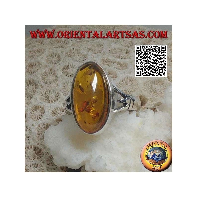 Anello in argento con ambra ovale allungata cabochon agganciata a due