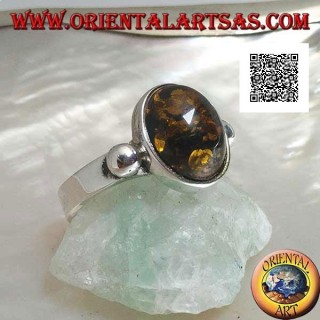 Bague en argent avec cabochon ovale vert ambre avec boule latérale sur monture lisse