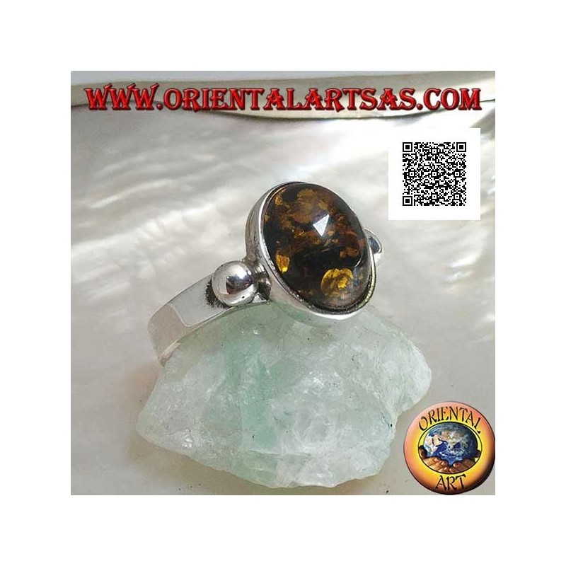 Bague en argent avec cabochon ovale vert ambre avec boule latérale sur monture lisse