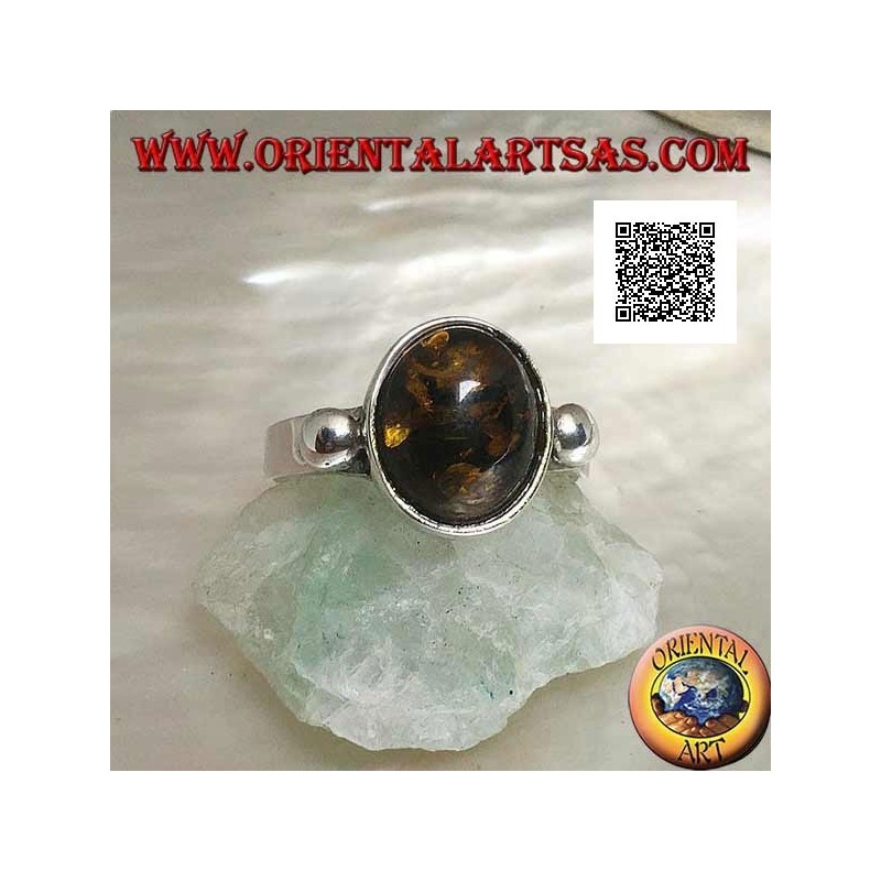 Anillo de plata con ámbar cabujón verde ovalado con bola lateral en engaste liso